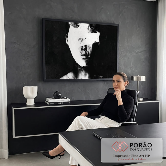 Quadro Decorativo Grande Rosto Coberto para Sala Preto | quadros decorativos | rosto em preto e branco parcialmente coberto por pinceladas brancas de tinta | em ambiente 2 | Porao dos Quadros