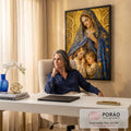 Quadro Decorativo Grande Nossa Senhora Crianças para Sala | quadros decorativos | Nossa Senhora com véu azul dourado abraçando duas crianças em oração sobre fundo mosaico dourado | em ambiente 2 | Porao dos Quadros