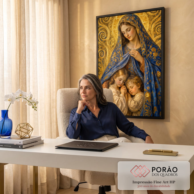 Quadro Decorativo Grande Nossa Senhora Crianças para Sala | quadros decorativos | Nossa Senhora com véu azul dourado abraçando duas crianças em oração sobre fundo mosaico dourado | em ambiente 2 | Porao dos Quadros