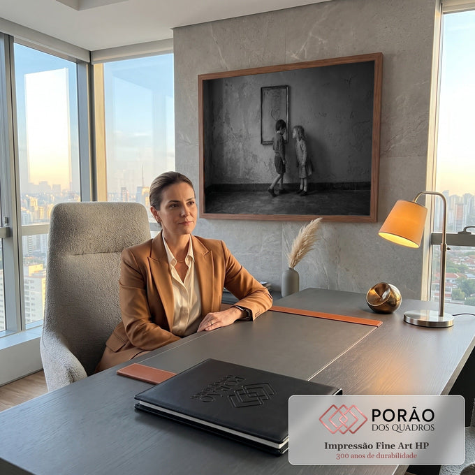 Quadro Decorativo Grande Crianças e Espelho para Sala Preto | quadros decorativos | menino e menina se olham diante de espelho antigo com coração desenhado, em preto e branco | em ambiente 2 | Porao dos Quadros