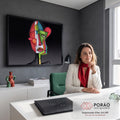 Rosto de mulher cubista vermelho e verde com mão colorida no queixo sobre fundo preto, quadro decorativo