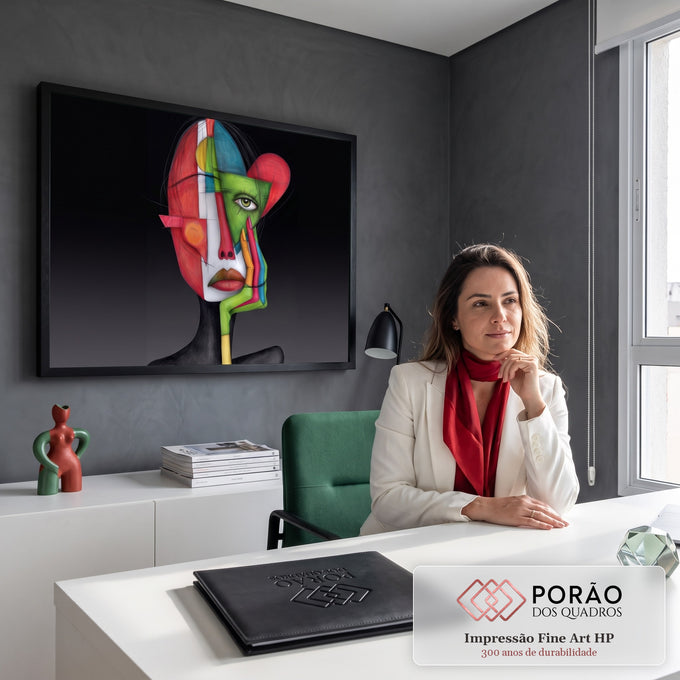 Rosto de mulher cubista vermelho e verde com mão colorida no queixo sobre fundo preto, quadro decorativo