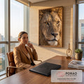 Quadro Decorativo Grande Leão Olhar para Sala Dourado | quadros decorativos | close extremo do rosto de um leão com olhos âmbar e juba dourada | em ambiente 2 | Porao dos Quadros