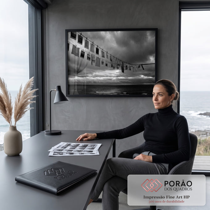 Quadro Decorativo Grande Varal de Fotografias para Sala | quadros decorativos | varal com fotografias presas por pregadores sob céu nublado e mar ao fundo, em preto e branco | em ambiente 2 | Porao dos Quadros