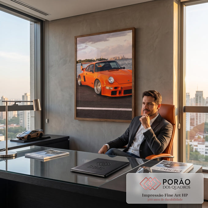Quadro Decorativo Carro Clássico Laranja Pôr do Sol no Mar | quadros decorativos | carro esportivo laranja com aerofólio à beira da água e skyline ao fundo | em ambiente 2 | Porao dos Quadros