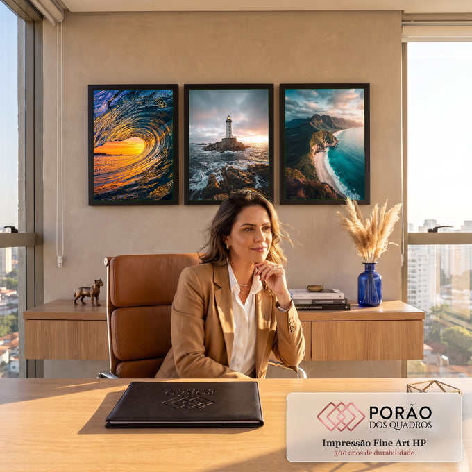 Quadro Decorativo Kit 3 Telas Mar Farol para Sala Azul | quadros decorativos | tríptico com onda do mar, farol em rochas e praia vista do alto ao entardecer | em ambiente 2 | Porao dos Quadros