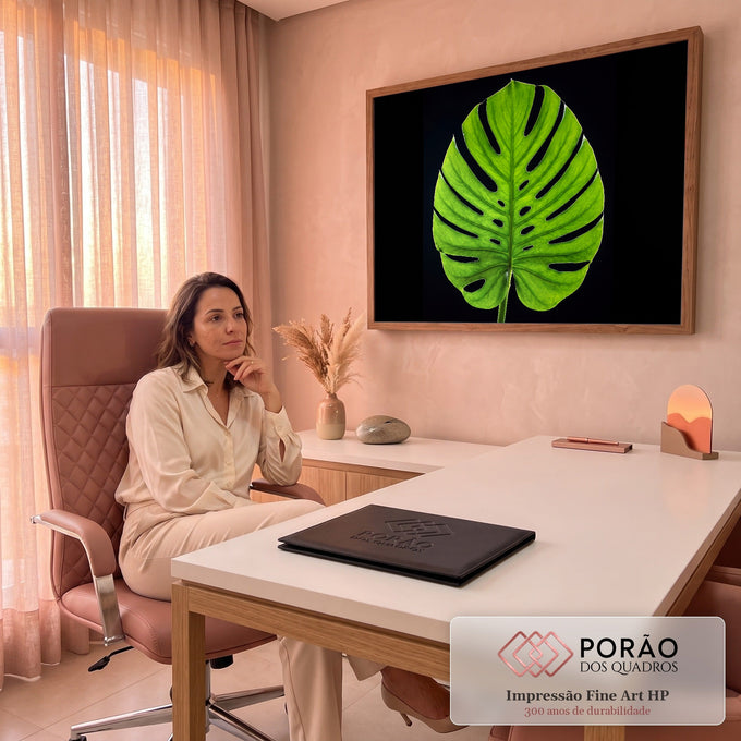Folha de costela de adão verde em contraluz com nervuras e recortes sobre fundo preto, quadro decorativo