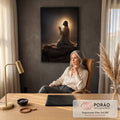 Quadro Decorativo Grande Jesus em Oração para Sala Preto | quadros decorativos | homem ajoelhado em oração com halo dourado sob céu estrelado no deserto | em ambiente 2 | Porao dos Quadros