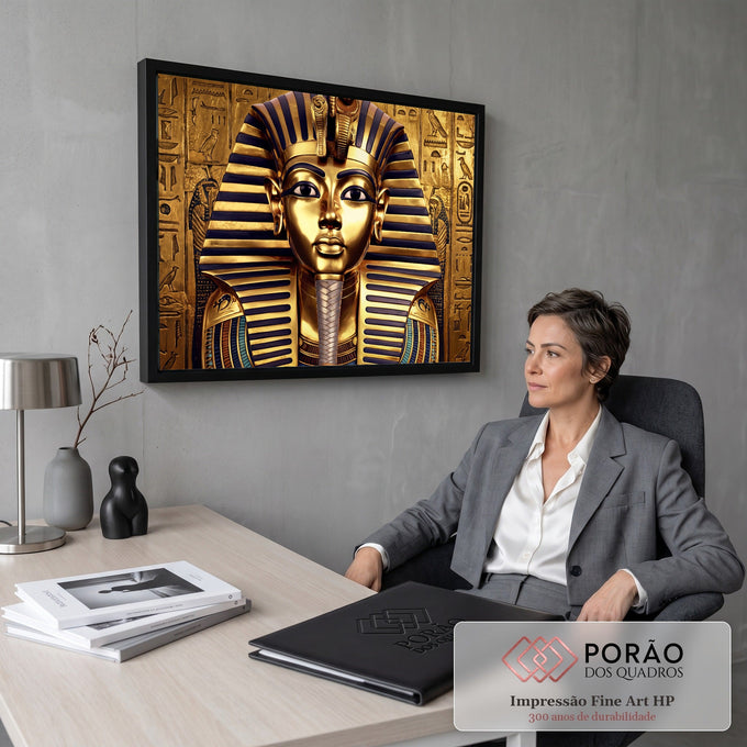 Máscara dourada do faraó Tutancâmon com nemes listrado azul e hieróglifos ao fundo, quadro decorativo