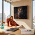 Quadro Decorativo Grande Tigre Olhar Laranja para Sala | quadros decorativos | retrato de tigre com olhos amarelos e listras pretas sobre fundo escuro | em ambiente 2 | Porao dos Quadros