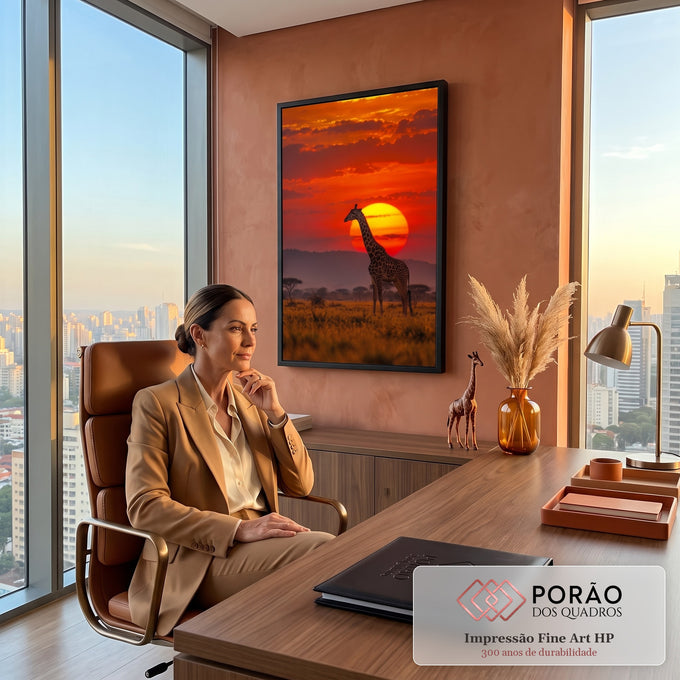 Girafa em pé na savana africana com acácias diante de sol gigante e céu vermelho, quadro decorativo