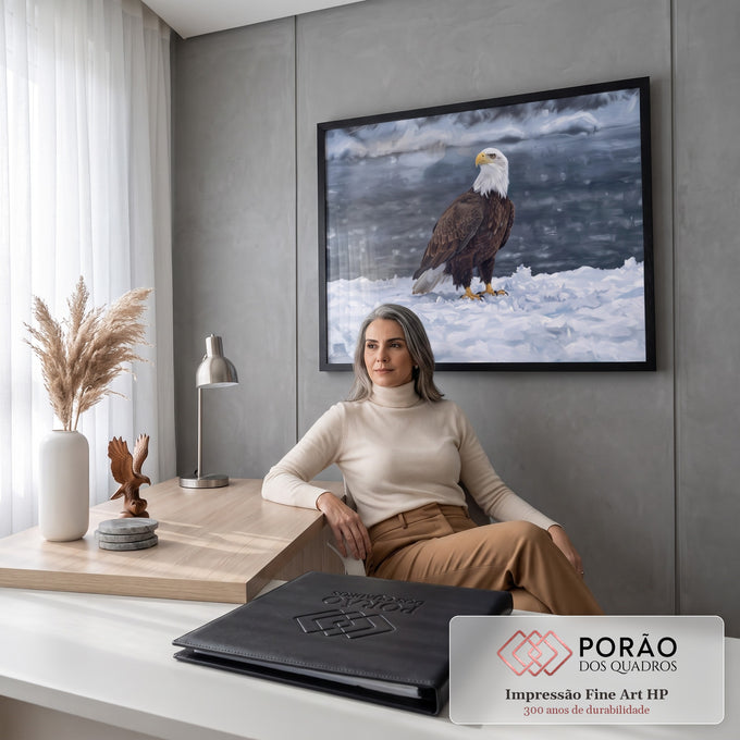 Quadro Decorativo Grande Águia Americana Branco para Sala | quadros decorativos | águia de cabeça branca pousada na neve com montanhas e água escura ao fundo | em ambiente 2 | Porao dos Quadros