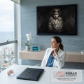 Quadro Decorativo Grande Menino com Coroa para Sala Preto | quadros decorativos | menino de coroa dourada abraçado por leão em tons de preto e sépia | em ambiente 2 | Porao dos Quadros
