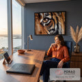 Quadro Decorativo Grande Olho de Tigre Laranja para Sala | quadros decorativos | close extremo do olho âmbar de um tigre com listras pretas e laranja | em ambiente 2 | Porao dos Quadros
