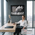 Árvore solitária com copa em movimento pelo vento, céu escuro e nuvens em preto e branco, quadro decorativo
