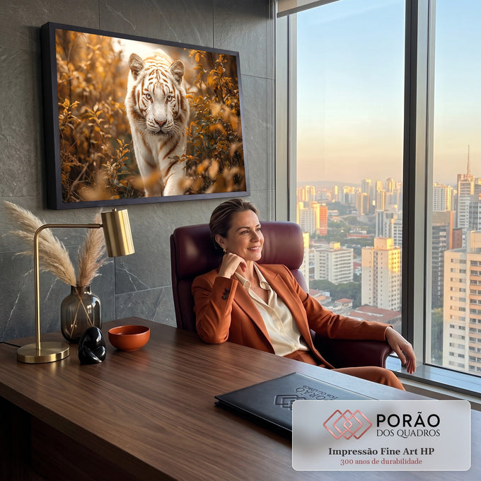 Quadro Decorativo Grande Tigre com Listras para Sala Branco | quadros decorativos | tigre branco com listras douradas olhando de frente entre folhas de outono | em ambiente 2 | Porao dos Quadros
