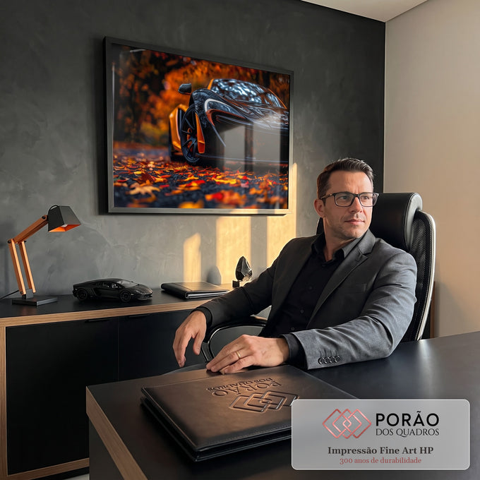 Supercarro preto com detalhes laranja sobre estrada coberta de folhas de outono, quadro decorativo