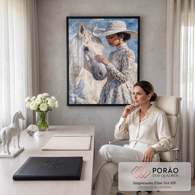 Mulher de chapéu e vestido de renda acariciando cavalo branco em pintura empastada, quadro decorativo