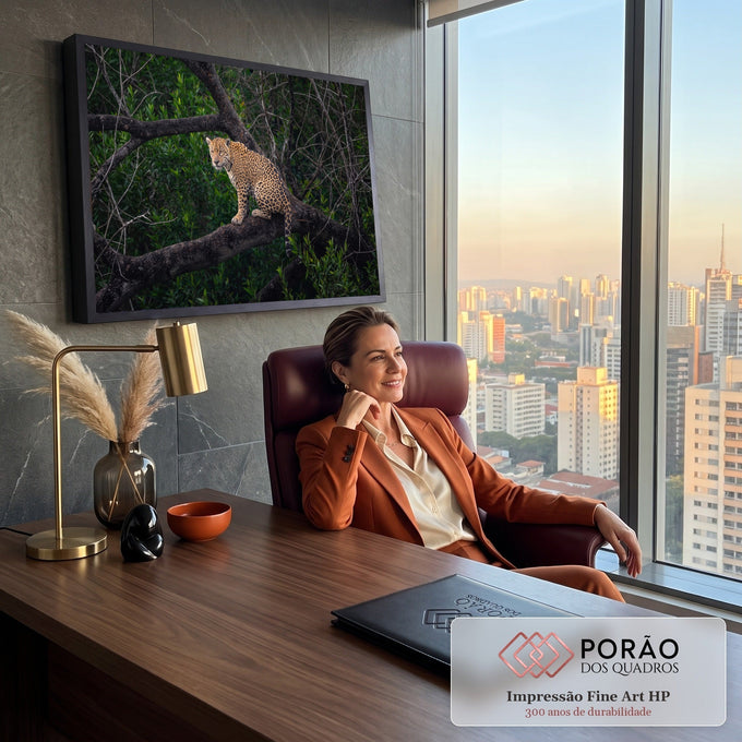 Quadro Decorativo Grande Onça Pintada Verde para Sala | quadros decorativos | onça pintada sentada em galho escuro, cercada por mata verde densa | em ambiente 2 | Porao dos Quadros