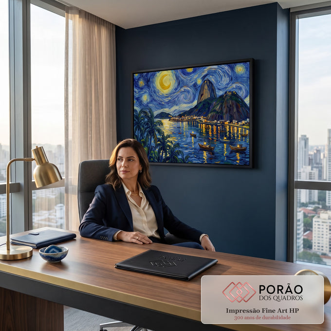 Quadro Decorativo Grande Noite Estrelada de Van para Sala | quadros decorativos | noite estrelada com Pão de Açúcar, lua dourada e baía iluminada do Rio | em ambiente 2 | Porao dos Quadros