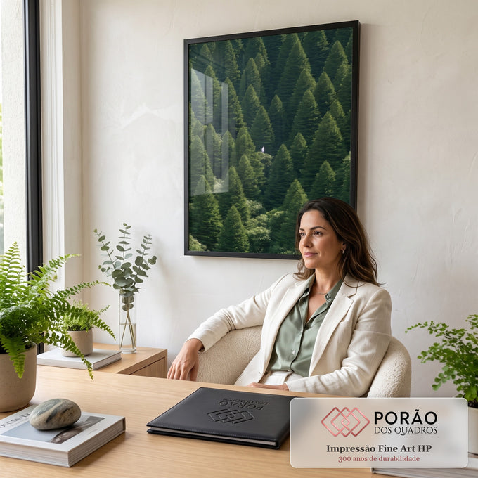 Quadro Decorativo Grande Pessoa Solitária para Sala Verde | quadros decorativos | vista aérea de floresta densa de pinheiros com pessoa solitária em pequena clareira | em ambiente 2 | Porao dos Quadros