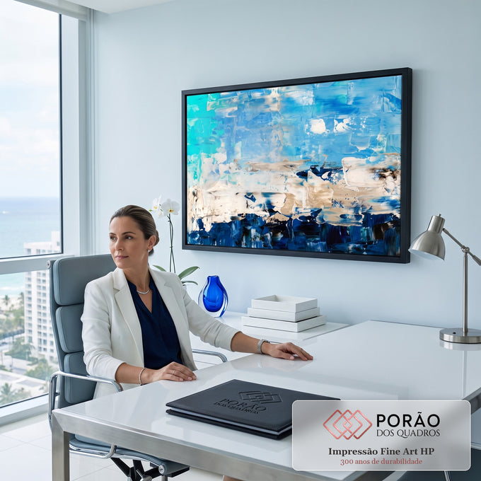 Quadro Decorativo Grande Abstrato para Sala Azul | quadros decorativos | pintura abstrata em camadas de azul turquesa, azul marinho e branco com textura | em ambiente 2 | Porao dos Quadros