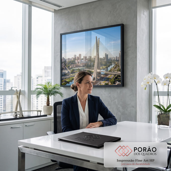Ponte Estaiada sobre o Rio Pinheiros com prédios de São Paulo e céu azul ensolarado, quadro decorativo