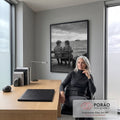 Menino e menina em banco de madeira à beira-mar, mala antiga e navio a vapor, foto P&B, quadro decorativo
