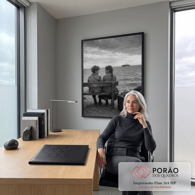 Menino e menina em banco de madeira à beira-mar, mala antiga e navio a vapor, foto P&B, quadro decorativo
