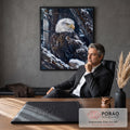 Águia-de-cabeça-branca pintada a óleo em galho coberto de neve, fundo escuro de floresta, quadro decorativo