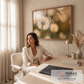 Quadro Decorativo Grande Flores Dente de Leão para Sala | quadros decorativos | dente-de-leão branco soltando sementes ao vento com luz dourada e fundo desfocado | em ambiente 2 | Porao dos Quadros