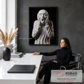 Quadro Decorativo Grande Grito Escultura para Sala Branco | quadros decorativos | escultura de mármore branco com figura gritando e mãos no rosto sobre fundo preto | em ambiente 2 | Porao dos Quadros