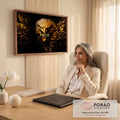 Águia de penas douradas com bico aberto, asas abertas e palavra FOCO em fundo preto, quadro decorativo