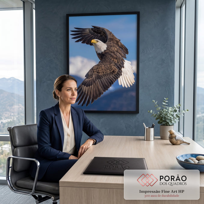 Quadro Decorativo Grande Águia Americana para Sala Azul | quadros decorativos | águia-de-cabeça-branca em voo com asas abertas sobre montanhas nevadas | em ambiente 2 | Porao dos Quadros