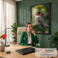 Beija-flor de garganta vermelha pousado em galho com fundo verde desfocado em bokeh, quadro decorativo