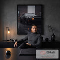Muscle car preto molhado de chuva com farol laranja aceso refletido no asfalto, quadro decorativo