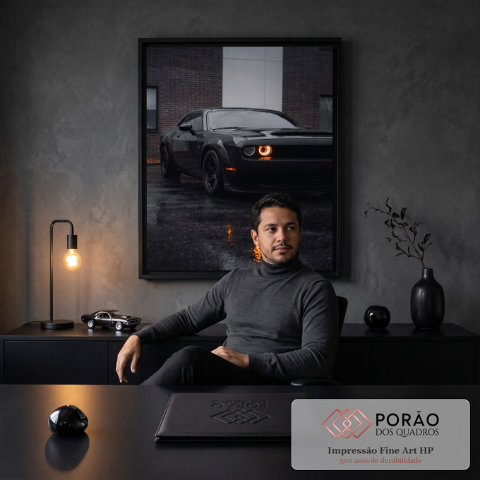 Muscle car preto molhado de chuva com farol laranja aceso refletido no asfalto, quadro decorativo