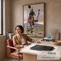 Quadro Decorativo Xamã Robótico com Máscara de Pássaro | quadros decorativos | figura robótica com cabeça de pássaro e manto pintado caminhando pelo deserto ao entardecer | em Quadros para Escritorio | Porao dos Quadros