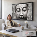 Quadro Decorativo Grande Rosto de Buda para Sala Preto | quadros decorativos | rosto de Buda esculpido em pedra, olhos fechados, textura rachada em preto e branco | em ambiente 2 | Porao dos Quadros