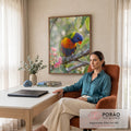 Pássaro lóris pousado em galho de eucalipto com flores rosa e fundo verde desfocado, quadro decorativo