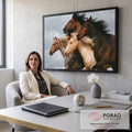 Quadro Decorativo Grande Cavalos Selvagens para Sala Marrom | quadros decorativos | quatro cavalos correndo com crinas ao vento contra céu nublado | em ambiente 2 | Porao dos Quadros