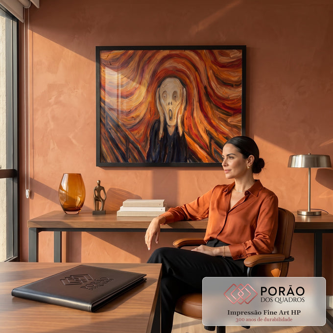 Quadro Decorativo Grande Grito Expressionismo para Sala | quadros decorativos | figura gritando com mãos no rosto sobre fundo de ondas laranja e vermelho | em ambiente 2 | Porao dos Quadros