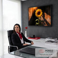 Girassol amarelo com gotas de orvalho iluminado por raio de sol em muro rústico laranja, quadro decorativo