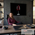Quadro Decorativo Grande Taça Splash para Área Gourmet | quadros decorativos | taça de vinho tinto com splash e gotas em fundo preto | em ambiente 2 | Porao dos Quadros