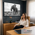 Elefante africano de tromba enrolada e orelha aberta na savana, fotografia preto e branco, quadro decorativo