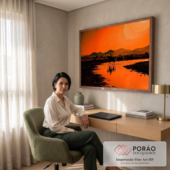Silhueta de cavaleiro cruzando rio com reflexo na água, montanhas e céu laranja ao pôr do sol, quadro decorativo