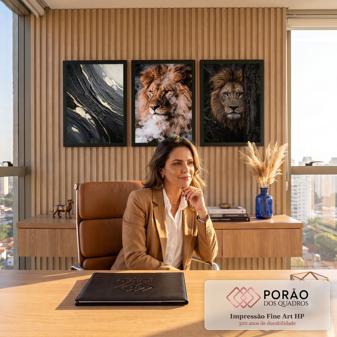 Quadro Decorativo Kit 3 Telas Leão com Fumaça para Sala | quadros decorativos | trio de painéis com leão realista entre fumaça e textura abstrata preta e dourada | em ambiente 2 | Porao dos Quadros