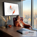 Dois peixes koi laranja nadando em círculo sobre água branca com ondulações e bolhas, quadro decorativo