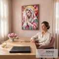 Quadro Decorativo Grande Nossa Senhora Vermelho para Sala | quadros decorativos | Nossa Senhora em oração com véu rosa e turquesa, auréola dourada sobre fundo de rosas vermelhas | em ambiente 2 | Porao dos Quadros