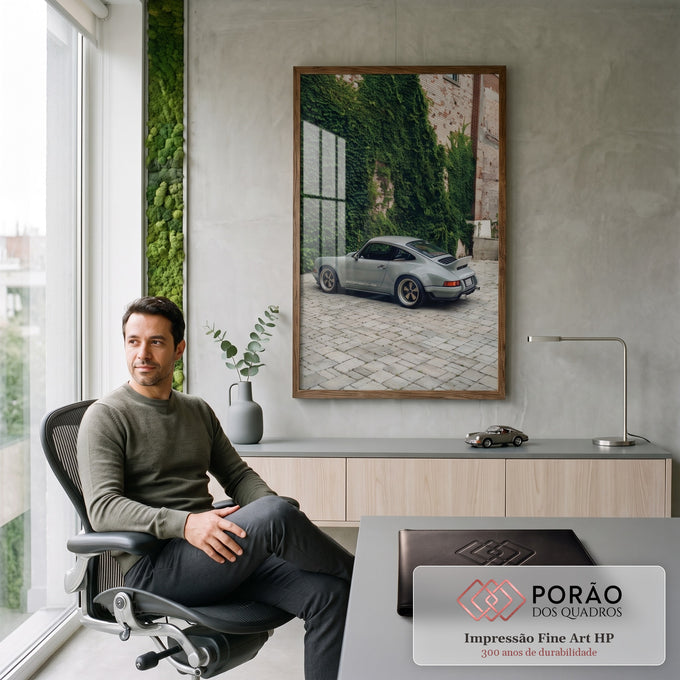 Porsche 911 cinza estacionado em pátio de pedra diante de muro de tijolos coberto de hera, quadro decorativo